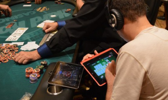 Pôquer Online vs Pôquer ao Vivo: Prós e Contras imagem